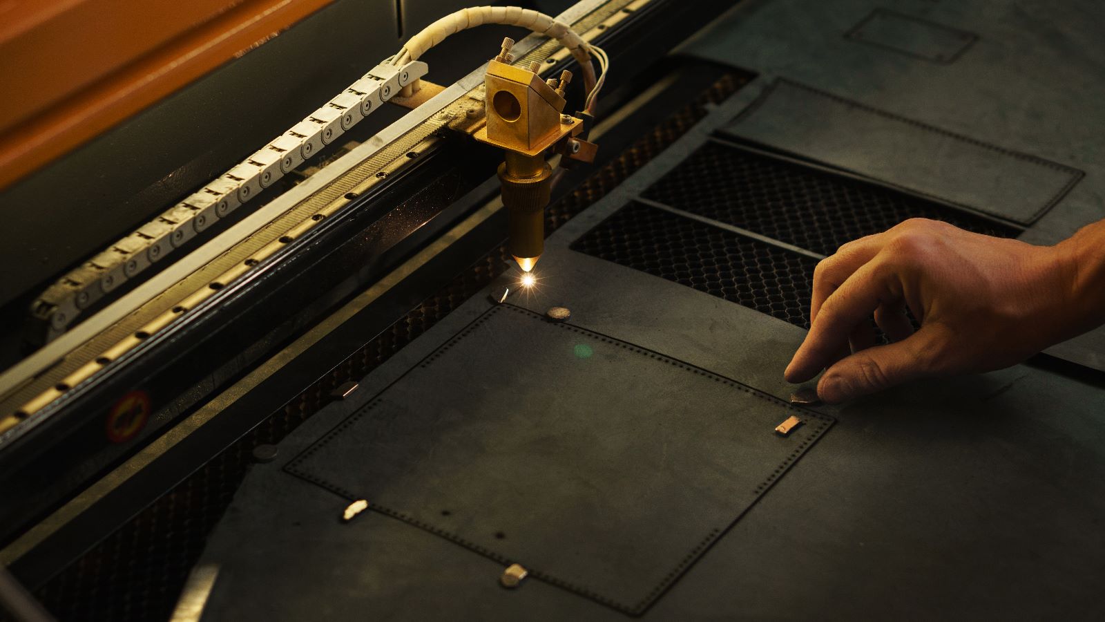 Lazer Kumaş ve Deri Kesim